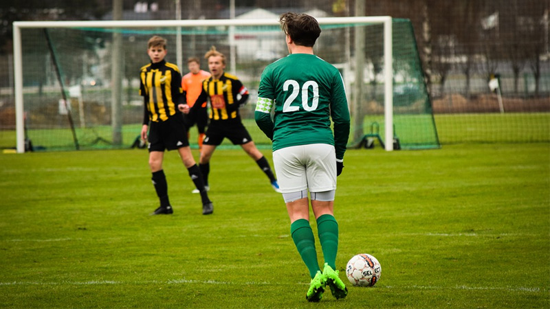 hoe een voetbal te knokken 